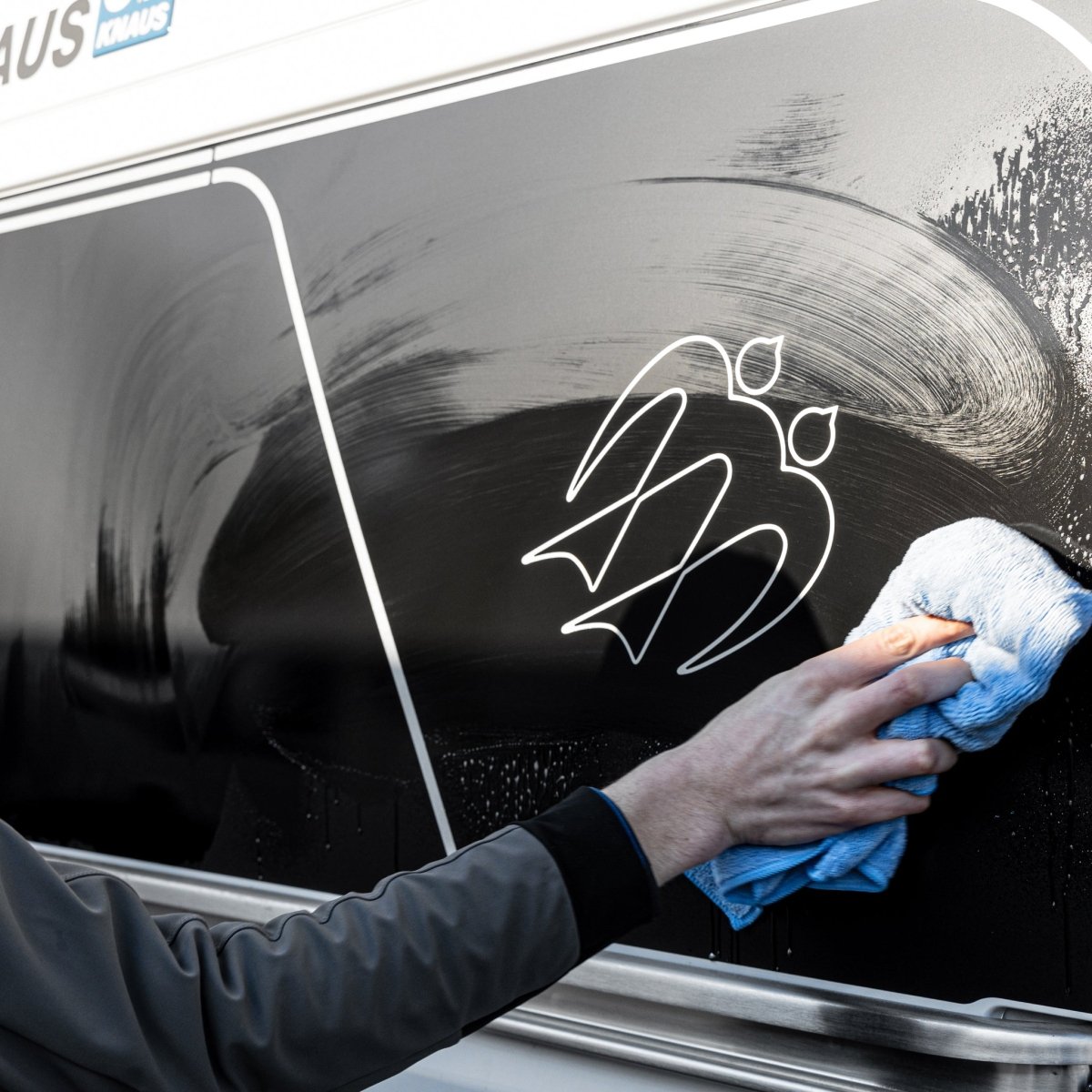 Das Matt Camper Set von CLEANOFANT ist die ultimative Pflegelösung speziell für matt lackierte oder matt folierte Vans, Wohnmobile und Wohnwagen. Dieses umfassende Set ist sorgfältig zusammengestellt, um Ihrem Fahrzeug nicht nur eine schonende, sondern auch eine effektive Reinigung und Pflege zu bieten.